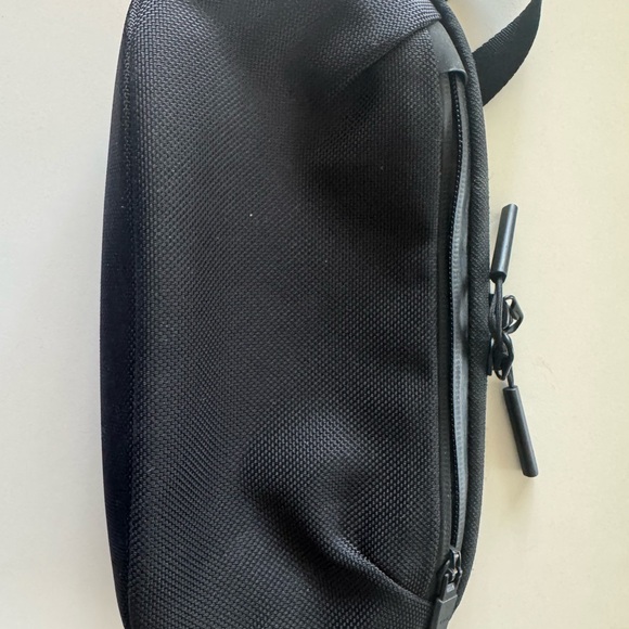 Aer Slim Pouch - Picture 2 of 5